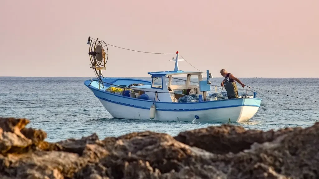 pescadores no barco representando capa do post de melhores alicates para pesca